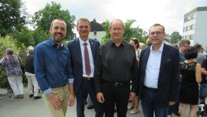 Bild: adj
Pfarrgemeinderatsvorsitzender Ralph Bauer, Bürgermeister Ernst Schicketanz, Pfarrer Markus Nees und Kirchenpfleger Konrad Adam beim Stehempfang nach dem Gottesdienst.