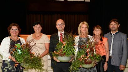 Bild: bey
Realschuldirektorin Irene Sebald (links) und die Konrektoren Ramon Gomez-Islinger und Martina Fels (von rechts) verabschieden die langjährige Elternbeiratsvorsitzende Daniela Joachimstaler (Zweite von links) und Elternbeiräte Udo Kasseckert und Doris Forster.