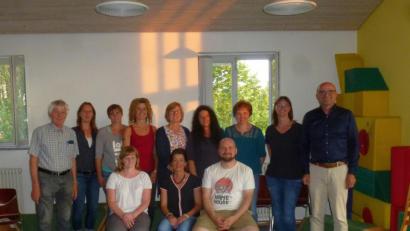 Bild: mad
Bürgermeister Maximilian Beer (rechts) gratulierte der neugewählten Vorstandschaft des Kindergartens.