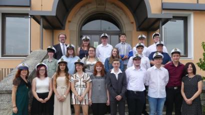 Bild: rn
Rektor Wolfgang Bodensteiner (hinten, links) und die Klassenleiterinnen Anja Bräu (links) sowie Magdalena Kita (rechts) entlassen ihre Schüler ins Berufsleben und zu weiterführenden Bildungseinrichtungen.