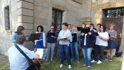 Bild: rn
Mit "Lobe den Herrn, meine Seele" eröffnet der Chor "Cantemus" das Abendlob am Barbaraberg.