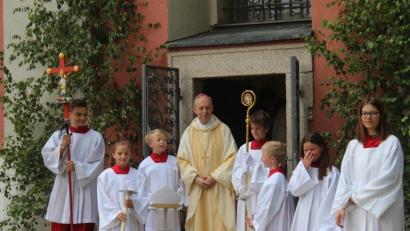 Bild: Susanne Forster
Weihbischof Reinhard Pappenberger wartet vor dem Beginn des Festgottesdienstes auf die Ankunft des Kirchenzugs der Vereine.
