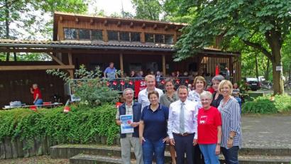 Bild: Dobmeier
Letztmals in der Familien- und Freizeitanlage am Orthegelmühlbach begrüßt Vorsitzende Ursula Kinner (vorne, Zweite von rechts) von der SPD AG 60 plus die Gäste zum Sommerfest.
