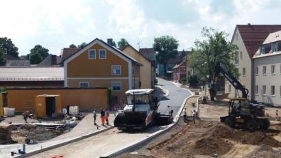 Bild: gz
Die Teermaschine zieht auf der Staatsstraße die este Asphaltschicht auf.