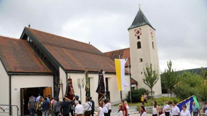 Bild: akp
Angeführt von der Blaskapelle Gleiritsch zogen die örtlichen Vereine und Kirchengemeinde zum feierlichen Gottesdienst in die Expositurkirche Maria Magdalena ein.