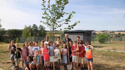 Bild: den
Die Schüler der Klassen 4a und 4b mit ihren Klassenleiterinnen Ulrike Weiß (4a) und Rektorin Sigrid Reger-Scharf (4b) mit Bürgermeister Uli Roth, gruppiert um die neu gepflanzte Flatterulme.