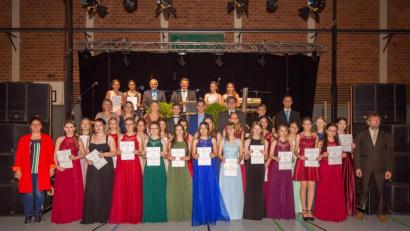 Bild: jzk
Landtagsabgeordnete Anna Tomann (links), zweiter Bürgermeister Hermann Schraml (rechts), stellvertretender Landrat Günter Kopp und Realschuldirektor German Helgert (hinten, Dritter und Vierter von links) gratulieren den 34 Absolventen mit einer Eins vor dem Komma.