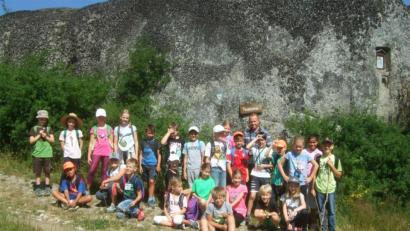Bild: njn
Eine spannende Wanderung erlebten die Buben und Mädchen der Klasse 3a mit Lehrer Hans Schraml (hinterste Reihe). Mit auf dem Bild der sagenumwobene Teufelsstein.