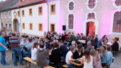 Bild: do
Als idealer Platz zum Feiern erweist sich die Festwiese vor der Wieskapelle und vor dem Haus der Dorfkultur. Auch die Feuerwehr-Festdamen nutzen das lauschige Ambiente für ihr Weinfest.