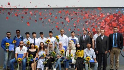 Bild: Winkler
21 Schüler der Integrationsvorklasse der FOS/BOS erhalten ihre Zeugnisse des Mittleren Schulabschlusses. Hierzu gratulieren (stehend, von rechts) stellvertretender Schulleiter Jürgen Gleixner und Richard Troglauer, kommissarischer Schulleiter der Pfalzgraf-Friedrich-Mittelschule Vohenstrauß.