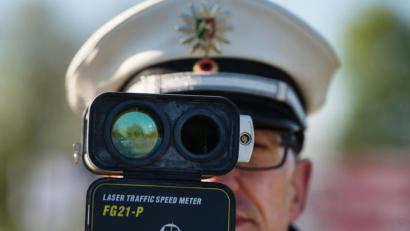 Symbolbild: Monika Skolimowska/dpa 
Bei einer Laserkontrolle auf Höhe der Naabtalkreuzung waren zwölf Autofahrer schneller als 100 Kilometer pro Stunde unterwegs.
