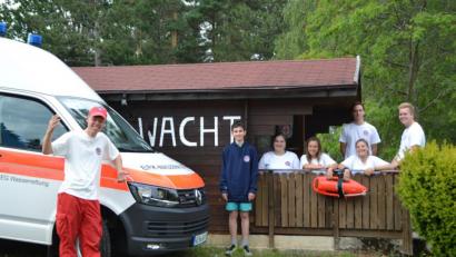 Bild: hcz
Die jungen Rettungsschwimmer leisten ihren Dienst an der Wasserwacht-Diensthütte im Schätzlerbad.