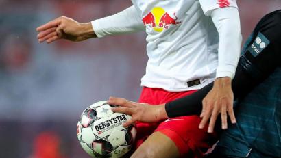 Bild: agentur_dpa
So eindeutig wie in dieser Situation waren Handspiele zuletzt nicht mehr zu ahnden. Mit klarer formulierten Regeln will der Bayerische Fußballverband die Situation für Schiedsrichter, Spieler und Fans vereinfachen.