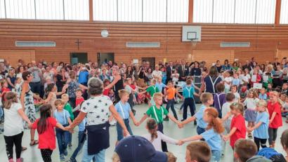 Bild: Sibylle Sandner/exb
Einer der zahlreichen Beiträge des Jubiläumsfestes der Albert-Schweitzer-Grundschule: Tanz der Klasse 1a und der Partnerklasse aus der Rupert-Egenberger-Schule zu „Idas Sommerlied“.