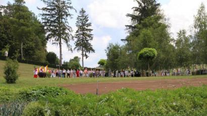 Bild: jma
Der Wallfahrtszug, der von der Saaß kam, im Klostergarten.