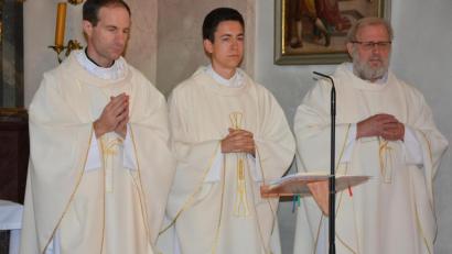 Bild: jr
Am Altar standen (von links) Pater Jaroslav Lobkowicz, Kaplan Martin Seiberl und Pfarrseelsorger Pater Benedikt Leitmayr.