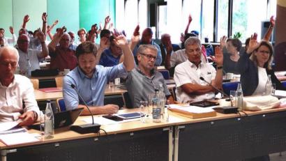 Bild: Thomas Dobler
CSU und Freie Wähler (Bild) ließen einen Antrag der SPD scheitern, der sich gegen den Bau und Betrieb einer Klärschlamm-Verbrennungsanlage in Schwandorf aussprach. Die ÖDP-Räte (links) hatten vorab mit SPD und Grünen für den Antrag votiert.