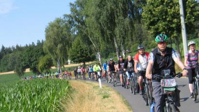 Bild: bkr
Auf 162 Teilnehmer wächst die Gruppe beim Einzug in Fuchsmühl an. Die Feuerwehren aus Immenreuth und Kulmain sichern den Zug ab.