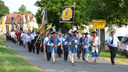 Bild: hcz
Unter der Führung des Ehrenkreisvorsitzenden Alfons Betzl marschieren die Soldaten, Krieger und Reservisten von Ilsenbach zur Wallfahrtskirche St. Quirin.