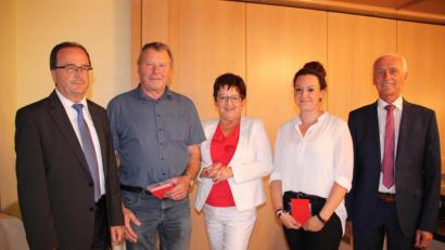 Bild: den
Vorsitzender Robert König (von links), Hans Richtmann, Bezirksrätin und Kreisvorsitzende Brigitte Scharf, Annika Buschette und Bürgermeister Peter König.