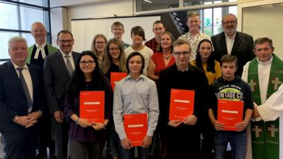 Bild: omu
Bürgermeister Günter Stich, Pfarrer Wilfried Römischer, zweiter Bürgermeister Alexander Sailer, Sonja Ullamann, Rektor Gerhard Steiner und Pfarrer Max Früchtl gratulierten Mandy Voigtritter, Janina Windschügel, Lena Lindner, Lukas Streit, Jason Gleißner, Emilia Eschenbecher, David Haberkorn, Marcel Scheck, Jonathan List, Antonia Wenzl und David Hartmann zum gelungenen Schulabschluss.