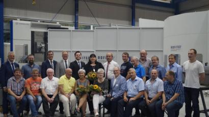 Bild: arw
Dr. Wolfgang Baumann (stehend, links) ehrt gemeinsam mit Florian Rieder (IHK), Betriebsleiter Georg Bauer und Dr. Matthias Baumann 29 Betriebsangehörige. Gerd Meier (Stehend von rechts, Siebter) und Alfons Huber (Sitzend von links, Dritter) gehören 43 Jahre dem Unternehmen Rofitec an.