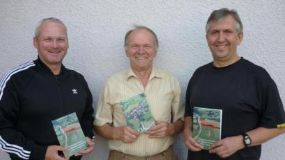 Bild: haa
Bei der letzten Sitzung des Festausschusses der Feuerwehr Fronhof wurde die Festschrift mit Heimatbuch von Festleiter Peter Böckl präsentiert. Unser Bild zeigt die beiden Festleiter Peter Böckl (rechts) und Alfons Schmitzer jun. (links) zusammen mit Autor Hermann Haas.