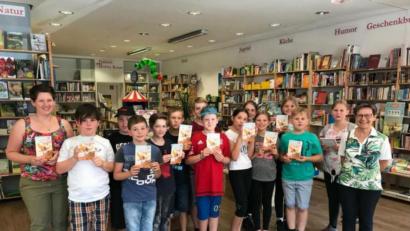 Bild: ubb
Nach der schönen Schulstunde in der Buchhandlung durften sich die Kinder mit ihrer Rektorin Gabriele Achmann (rechts) auch noch über ein Buchgeschenk freuen, das ihnen Stefanie Teicher (links) überreichte.