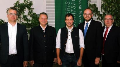 Bild: gf
Von links: Philipp Bahnmüller, Martin Neumeyer, Rudolf Zwicknagl, Landrat Andreas Meier und Schnaittenbachs 1. Bürgermeister Sepp Reindl.