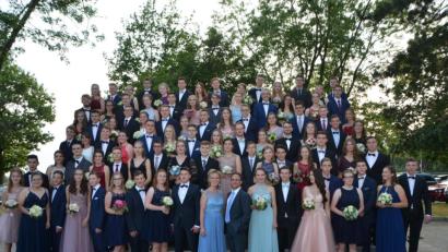 Bild: dob
In eleganten Roben mit trendigen Frisuren gaben die Realschüler ein wunderschönes Bild beim Abschlussball ab. Tanzlehrerin Claudia Höllriegl und Assistent Thomas Pilarek brachten den Absolventen die wichtigsten Tanzschritte bei. (vorne, Mitte)