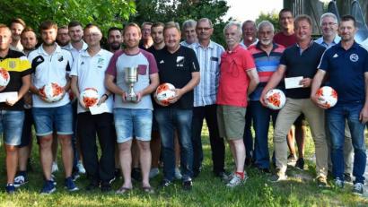 Bild: Josef Maier
Bei der Fairnesspokalverleihung zeichneten „Der neue Tag/Amberger Zeitung“ 16 Mannschaften des Fußballkreises Amberg/Weiden für ihre faire Spielweise in der Saison 2018/19 aus. Unser Bild zeigt die Vereinsvertreter mit den bei der Ehrung anwesenden Funktionären aus dem Kreis Amberg/Weiden und dem Fußballbezirk Oberpfalz.