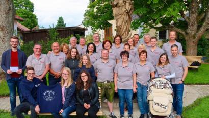 Bild: bsc
Die Laienspielgruppe Friedenfels hielt Rückschau auf eine besonders erfolgreiche Saison. Eine Spende an die Friedenfelser Ministranten (vorne links) sowie die Präsentation der neuen Poloshirts gehörte zur Veranstaltung. Der Leiter der Laienspielgruppe, Karl Wittmann (stehend, Dritter von links), überraschte dabei Theresa und Michael Schlosser (vorne rechts) mit einem Shirt für ihre erst kürzlich geborene Tochter Frieda Schlosser. Sie ist das jüngste Mitglied des Ensembles.