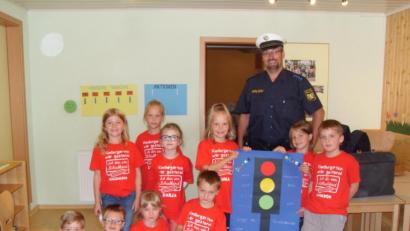Bild: rpp
Die Kinder bedanken sich bei Polizeihauptmeister Carsten Landgraf mit einem selbst gebastelten Plakat für seinen Besuch.