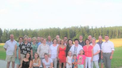 Bild: tu
Jubilarin (Zweite Reihe Siebte von rechts) mit ihren Kindern, Schwiegerkindern, Enkeln, Urenkeln und mit Bürgermeister Rainer Rewitzer (rechts).