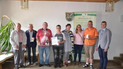 Bild: gi
Bürgermeister Hermann Ach (rechts) ehrt in seinem Amtszimmer treue Urlaubsgäste für den 20., 15. und 10. Aufenthalt.