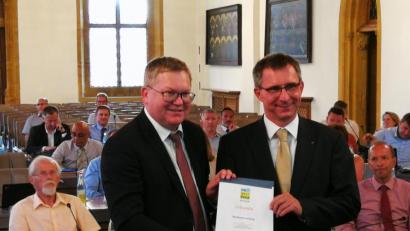 Bild: ass
Oberbürgermeister Michael Cerny (links) übergibt Stadtwerke-Chef Stephan Prechtl die Urkunde zum Beitritt in den Umweltpakt Bayern.