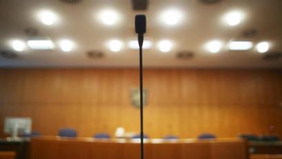 Bild: Fredrik von Erichsen
Am Platz des Zeugentisches steht ein Mikrofon. Foto: Fredrik von Erichsen/Archivbild