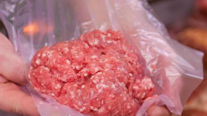 Bild: agentur_dpa
Ein Fleischproduzent ruft Hackfleisch zurück, das bei Aldi Nord und Süd verkauft wurde.