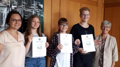 Bild: exb
Lehrerin Verena Bärenfänger (links) und Direktorin Sigrid Bloch (rechts) freuen sich mit (von links) Jana Megges, Ariane Schemin und Philipp Schwemin.