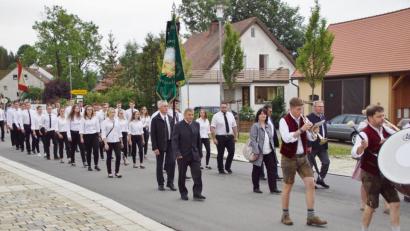 Bild: mmj
Blaskapelle, Ehrengäste, Mitglieder des Jubelvereins und Vereinsabordnungen auf dem Weg zum Festgottesdienst.