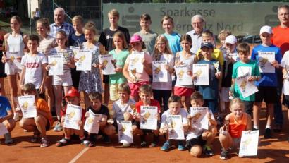 Bild: lst
Spiel, Satz und Sieg: Die Jugendlichen bieten bei der offenen Tennis-Stadtmeisterschaft um den Sparkassen-Cup spannende Partien und bekommen als verdienten Lohn Pokale und Urkunden.