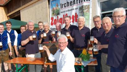 Bild: grm
Gekonnt zapft Brauereichef Erhard Scheuerer das erste Fass Zoigl an. Mit den RC- 07-Mitgliedern und den Musikern von „Power Hoch 5“ stößt er auf ein erfolgreiches Fest an.