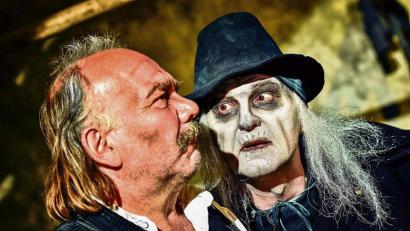 Bild: Florian Miedl 
Der Brander Kaspar (im Bild mit dem Boandlkramer) wird in der Spielzeit 2020 auf der Luisenburg zu sehen sein. Aus dem Himmel kehrt er diesmal wieder auf die Erde zurück.