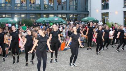 Bild: lg
Das Publikum im Innenhof genoss die beschwingte Show der Tänzerinnen von "Grün-Weiß".