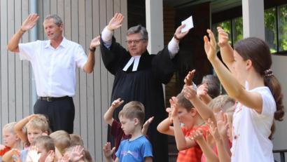Bild: mfh
Mit dem Lied "Gott, dein guter Segen ..." wird der feierliche Familiengottesdienst beendet. Es ist ein Mitmach-Lied für Erwachsene und Kinder gleichermaßen. Dekan Schötz und Pfarrer Markert sind mit Eifer dabei.