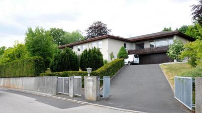 Bild: Stephan Huber
Um dieses Anwesen am Südhang dreht sich die Diskussion. Der Eigentümer will das Gebäude aufstocken und vier statt bisher drei Wohneinheiten einbauen. Seit Monaten streitet sich der Stadtrat um das Thema.