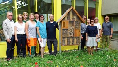 Bild: Dobmeier
Eine 30 Quadratmeter große Blumenwiese sorgt für Insektennahrung im Innenhof der Sophie-Scholl-Realschule. Die Organisatoren am Insektenhotel mit Lehrerin Margit Riedl (Sechste von links), der Schulgartengruppe und Stadtgärtnerei.