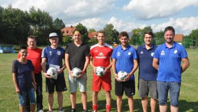 Bild: dob
Bei schwülen Temperaturen wurde am Samstag und Sonntag der MediVita-Linz-Cup auf dem Gelände des SV Altenstadt ausgespielt. Gaby und Stefan Linz (links) überreichten zudem Original-Bundesligafußbälle an die teilnehmenden Mannschaften. Sieger des Turniers wurde der Gastgeber. SV-Vorsitzender Matthias Gemeiner (rechts) gratulierte den Mannschaftsvertretern.