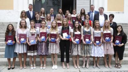 Bild: Hirsch
Die Mädchenrealschule St. Josef Schwandorf zeichnete die Absolventen mit einer Eins vor dem Komma besonders aus.