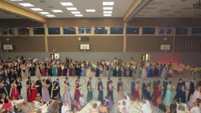 Bild: jzk
Mit einer Polonaise ziehen die Absolventen in die Mehrzweckhalle ein.